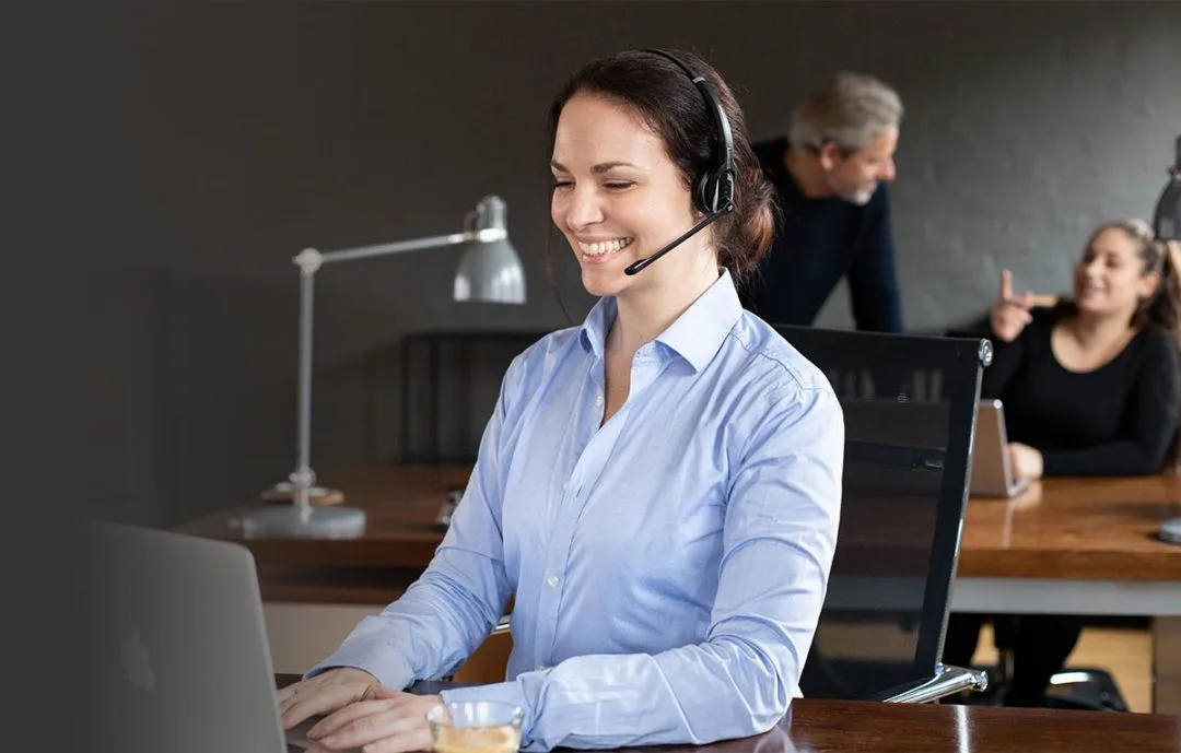 Fast kontaktperson hos Gaarde Gruppen taler med en kunde i telefonen